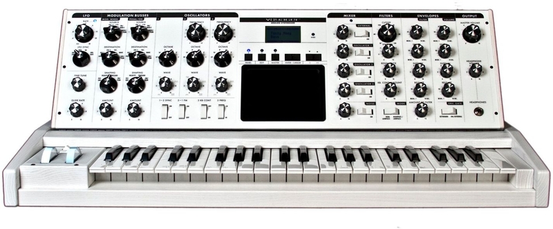 Фото Синтезатор Moog Minimoog Voyager Performer Edition Wht