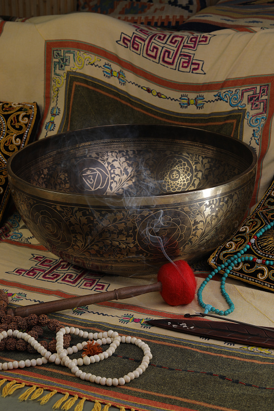 Фото Кованная поющая чаша Gangotry Eghting Carving "след Будды"